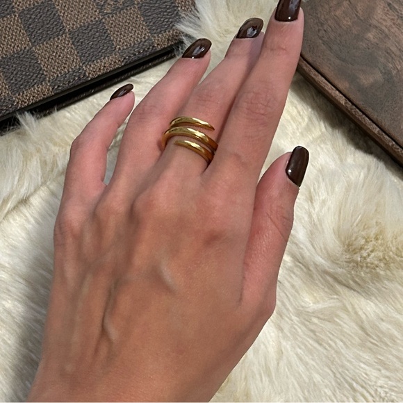 Swirl ring from MY BIJOUX TORONTO - Picture 1 of 1